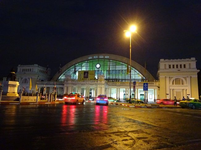05:30 フアランポーン鉄道駅<br /><br />昨日ランパーンからウッタラディット経由で<br />20:00頃に宿に到着。<br />宿は色んな事を考えてフアランポーン駅から徒歩で10分のところに取ったので、<br />頑張って朝起きて歩いて来ました。<br />久々の鉄道旅。<br />