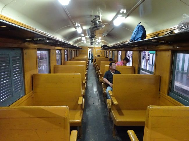 フアランポーン鉄道駅<br /><br />アバイブーベ病院に向かう列車<br />