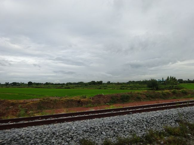 アバイブーベ病院(プラチンブリー )に向かう列車<br /><br />バンコクから40分も経つと田園風景に。<br /><br />