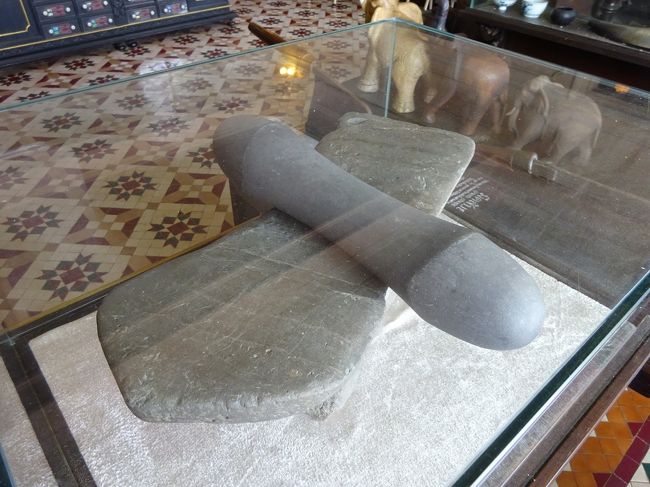 アバイブーベ病院　プラチンブリー <br /><br />博物館<br />ハーブをすりつぶす石<br />このタイプは今のインドでは現役で使われていますね。