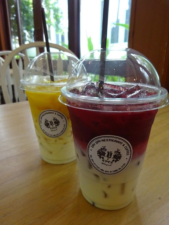アバイブーベ病院　プラチンブリー <br /><br />レストラン<br /><br />黄色はターメリックで赤はハイビスカスのラテ<br />それぞれ60B
