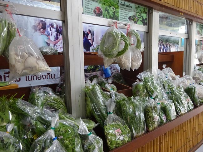 アバイブーベ病院　プラチンブリー <br /><br />農産物直売所<br /><br />これからノックの家に行くんだったらお土産に買って帰って何か作ってもらいたい。