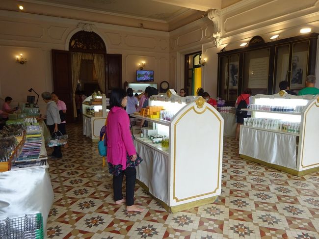 アバイブーベ病院　プラチンブリー <br /><br />ハーブコスメ直売所<br />バンコクのCCタワー(BTSスラサック駅)にも直売所はあるけど<br />その3倍の広さ。<br />この滞在中にそちらにもいったけど、<br />こっちを見ちゃうと全然品揃えないなぁって思う。<br />時間があるんならぜひここまで足を伸ばしてもらいたい。