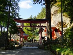 達谷窟毘沙門堂。

征夷大将軍・坂上田村麻呂の創建、歴史は1200年にも登ります。
源頼朝も奥州征伐の帰りに立ち寄ったとか。