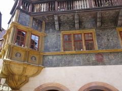 プフィスタの家
Maison Pfister Colmar

このブルジョワ建造物は、1537年にリエーヴル渓谷の銀鉱山の開発で富を築いたブザンソン出身の帽子製造業者、ルイ・シェレによって建設されました。このルネッサンス時代の館は中世建築にも属しています。寓話、旧約・新約聖書から人物や皇帝の肖像画までを組み合わせた図像がルネッサンス時代、人文主義文化のブルジョワ商人の好みを完璧に表しています。＜公式ガイドブックから転載＞