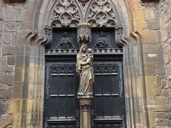 ドミニカ教会
Église des Dominicains

教会の横の入り口。聖母子の彫像。
