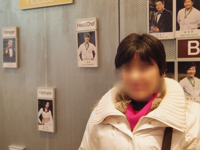 ホテルに荷物を置いて、弘大へ、話題の『NANTA』を見に行った。<br />ステージで料理を作るので、キャベツの切れ端なんかも客席に飛んできて、すごい迫力。<br />美味しそうな匂いもするから、観劇中にお腹グーグー。<br />嫁隊長「私を夕食に連れてって。」<br />白いジャケットは同じでも、原田知世とは、ちと違う。<br />サーフ天国でも、スキー天国でも、キムパブ天国でも、つれてゆこうかこれから。