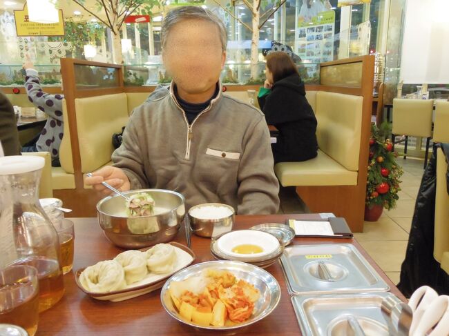 CDでは、お腹の足しにならないので、弘大の『神仙ソルロンタン』へ。<br />餃子(マンドゥ)と、ソルロンタンを頼む。