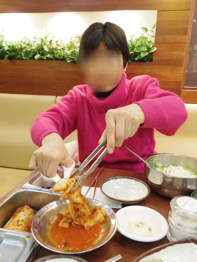 嫁隊長「えっ？　この箱のキムチ食べ放題なの!?」<br />嫁隊長は、「放題」に弱いのだ。<br />でも、いくら食べ放題でも、限度があるでしよ。<br />嫁隊長「生酵母生活をおくるためには、食べつくさないと。」<br />俺たちはイナゴの集団か！