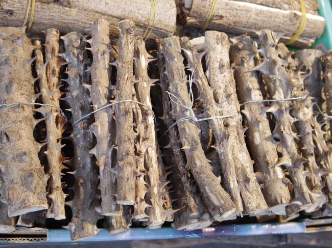 翌日、朝ご飯を食べに、ホテル前の『孔徳市場』にやってきた。<br />見たこともない食材がある。<br />嫁隊長「このトゲトゲの木って、食べるの？」<br />う～ん、この上を歩くとか…<br />韓方薬でした。