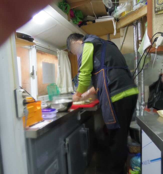 観光客が、絶対に入っていかないような路地の、奥の奥にキムパプ屋があったので、入ってみた。<br />一坪ほどの小さなお店。