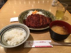 名古屋名物の一つ、味噌カツを夕食としていただきます。初めてだったのですが、店員の方がかけてくださったソースの多さにびっくり！美味しくいただきました。
