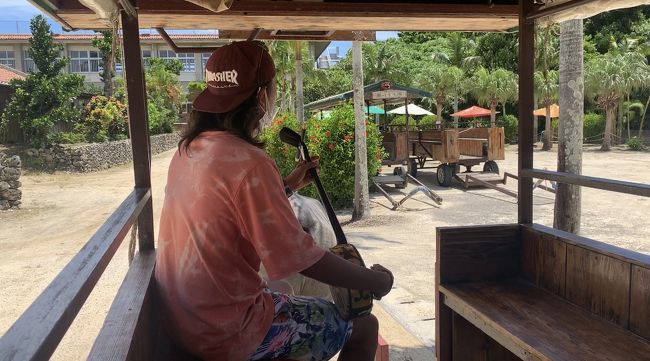 途中でお兄さんが三線を弾きながら安里屋ユンタを歌ってくれます♪