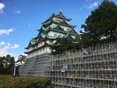 名古屋城天守閣。石垣は修復工事中です。