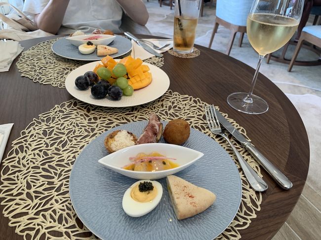 なみなみ注がれたMOETとカナッペプレート。<br />フルーツは沖縄産マンゴーとマスカット、マンゴーがすごく甘くてデザートみたいでした♪