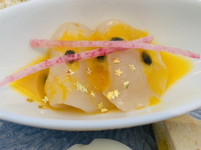 こちらのホタテのカルパッチョ、パッションフルーツのソースがとっても美味しかった♪<br />星型の金箔も可愛い☆