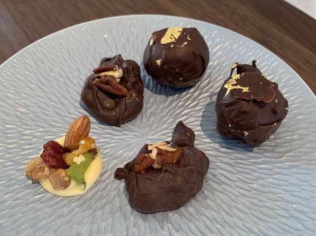 最後にチョコレートもオーダー。<br />一番左のホワイトチョコがとっても美味しかったです♪<br /><br />スタッフの方がとても親切に色々教えてくださるので、すごく楽しい時間を過ごせました。