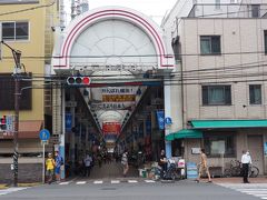 横浜橋商店街が続いています。
戦前から続く、地域密着の商店街。組合加盟店舗数は135店、食料品店や衣料品店が並び、キムチなど韓国食材を扱う店も数多く、街を歩けば中国語や韓国語が聞こえてきます。