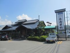 ビーナスライン沿い、自由農園向かいに建つ蕎麦屋・長寿更科。
固めのそばが絶品です。地元の常連さんも多く、広い駐車場はいつ行っても満車です。一品で満腹にならなかったら、蕎麦いなりを注文してください。ほんのりした酸味がクセになります。我が家は蓼科を訪れるたびにここを訪れています。
自家製梅肉がたっぷりのった梅肉そばには、エビ天やしそ、かいわれなどが入っていて、暑い季節には食欲が増す一品だと思います。混雑時には1時間以上待つこともあります。