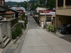 本陣跡の先で、旧中山道は国道と分かれる。
車を気にせず、のんびりと歩けるのが良い。
その先には、下諏訪温泉の旅館が数軒連なる街並みが続く。
鎌倉時代より前からある源泉を利用する共同浴場旦過の湯もあった。