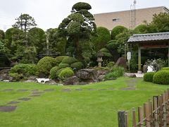 お不動様旧跡庭園


近くの公津の杜にあった新勝寺が、室町中期に戦火を逃れ成田の名主であった米屋のご先祖の屋敷内にまず移されたそうで、その場所が工場の隣に庭園として残されていました。

参道の米屋を過ぎて少し先の交差点には小さな成田山薬師堂があります。新勝寺が現在の場所に移ってから17世期に建てられた本堂がこの薬師堂でしたが、参詣者が増えるにつれ賄えきれなくなり、小さな本堂は薬師堂として移築され、今の大きな本堂に建て替えられたそうです。

米屋裏の旧跡庭園から薬師堂（旧本堂）、そして今の新勝寺（全国初詣参拝者数2位）と大きくなっていった様子が目と鼻の先で見ることができるのが面白いところです。
