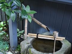 お茶処　三芳家


コロナ禍が始まって以来全く外食をしていなかったのですが、あの店だったら参道の裏手で外の席もあるから…と覗いてみた甘味処。
何度行っても入る路地の位置が分からなくなるほど、店と店の間の細い通用口のようなところを入っていきます。
ヒントはつくばいと「鰻の川豊」の手前。

〒286-0027?千葉県 成田市 仲町386-2
水曜休
