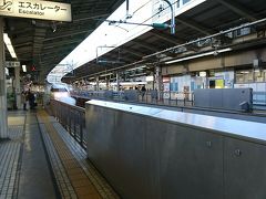 おはようございます。朝７時前の東京駅です。
これからこだまに乗って愛知県まで行きます。
出来ればのぞみかひかりでびゅわーんと一気に行きたいところですが、降りるのがこだましか止まらない三河安城なのでこだまに乗るわけです。