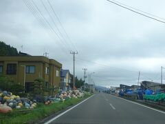 　国道280号線(松前街道)は、高低差はあまりない海岸線に沿った道なので、快適なシ－サイドロ－ドを楽しめます。また写真の青森県東津軽郡外ヶ浜町字蟹田塩越付近は、道路の海岸沿いには漁船があり、作業場には大量の漁網、左側には住宅に大量の浮き球があり、旅情的には最高です。