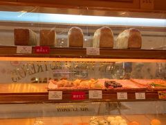 平日とは言え、17時を過ぎていたのでもうあまりパンは残っていませんでした。

バゲットサンドを買ったのですが、私の苦手なマスタードがたっぷり塗ってあり、完食できず…。　東京にいた頃は、有楽町のビゴの店を気に入って良く通っていて、すごくオシャレなお店というイメージでしたけど、神戸のお店は思いの外、フツーのパン屋さん…ってイメージだったかも。