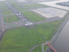 B滑走路(RWY 22)に離陸を待っているANA機が見えます。
C滑走路(RWY 16L)に着陸するにしては高度が高い？

高度650ft(198m) 、対地速度137kts(254km/h)、機首方位148°
