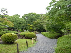 東門から入場し、すぐに二ノ丸庭園。綺麗にお手入れされている。
季節的にお花は何も咲いてなかったけど、桜や紅葉、梅や牡丹や芍薬の季節はもっと華やかな庭園になるんだろうな～