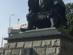 甲府駅・南口の駅前ロータリーに「武田信玄公像」が、旅行者をお出迎え。