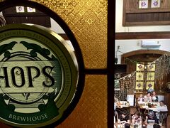 【ビアレストラン『Hops Brew House』】

お店はいつも大賑わいで、18:00を過ぎると満席、19:00になると店の前はお客で行列、と聞いたのですが…昼間は比較的空いていました。
