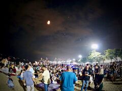 【パタヤビーチで2019年末を過ごす】

流石に、花火打ち上げ準備をしている担当者に叱られていました...

