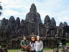１５＜いざ入場！＞
ガイドさんに正面で写真を撮ってもらってから見学へ。
ぱっと見、インドネシアのプランバナン寺院に似ている。
第一回廊から第二回廊、そして中央祠堂へと進んでいこう。