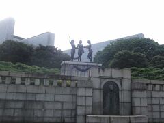 三宅坂交差点角の三裸婦像「平和の群像」．　　後ろは最高裁判所．