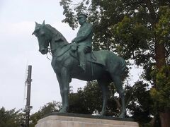 九段下まで歩いた．

陸軍大将大山巌像．