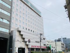 駅から徒歩３～４分で宿泊するホテル。
函館市電の通る海峡通りに面しています。