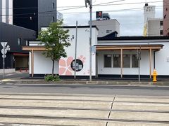 海峡通り沿いを歩いて観光スポットを目指しています。

「うにむらかみ」の函館駅前店。大人気の高級うに料理店。
この日、日曜日の１５時ころ、営業していないようでした。コロナの影響かな？ 
