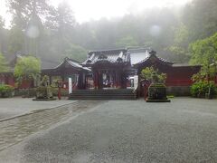 雨の中に箱根神社が見えて来ました。
写真の門を潜ると拝殿です。