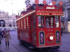 バーンホフ通りを歩いていたら、通称サンタ列車ともいわれるクリスマス限定の市電「メルリトラムMärlitram（メルヘン・トラム）」がたまたま通って来ました！！
見られるなんて、とてもラッキーです！！