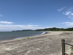JR内房線「上総湊」駅から徒歩で１０分くらい。海岸に来ました。
「上総湊港海浜公園」弓上の砂浜があります。広い無料駐車場にトイレもあります。
平日の昼間だからか？人は２人しかいません。