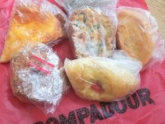 人気スイーツや、焼きたてのパン屋さんなど、１ヶ所にぎゅっと集まっています。