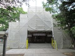 新琴似神社の拝殿は修理中のため、工事用の幕が掛っていました。
