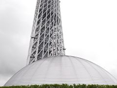 8階のドームガーデン。
スカイツリーの大きさが実感できるところ。
この天気なので残念。