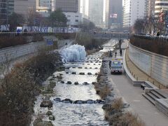 清渓川の一部が凍っていた。
広島の、温暖な気候とは違うんだ。
徳寿宮の守衛兵交代式中止を「ひ弱」だと言って、申し訳ない。