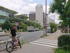 ニコタマ。

途中の国分寺崖線を流れる小川の横の小路を通ったとき、
セミの鳴き声が聞こえた。

来週には梅雨が明けてくれるかな・・・？