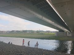 そして、第二回目のブレイク。
多摩川原橋の下で。

雲の間からの日差しは真夏の様で、
かなり消耗しちゃった・・・・・・・。

だって、息子Bが「シャトレーゼに行ってみたい。」とかいうので、
サイクリングコースから外れて、鶴川街道を西に行ったところにある「シャトレーゼ稲城店」に行ってきたのであった。

まめきちまめこ
http://mamekichimameko.blog.jp/
が、シャトレーゼのアイス、フルーツドロップを絶賛するものだから、
興味があるらしい。
（近所のセブンにはないの・・・。）