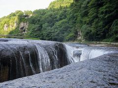 吹き割りの滝にやってきました。
日本の滝百選にも選ばれています。
別名「東洋のナイアガラ」