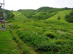 降り立った天神平の天気は曇りで、眺望はいまひとつ。
仕方が無いので、天神峠ペアリフトで天神峠まで上がることにした。
リフトの右手は、冬にスキー場となる場所だ。